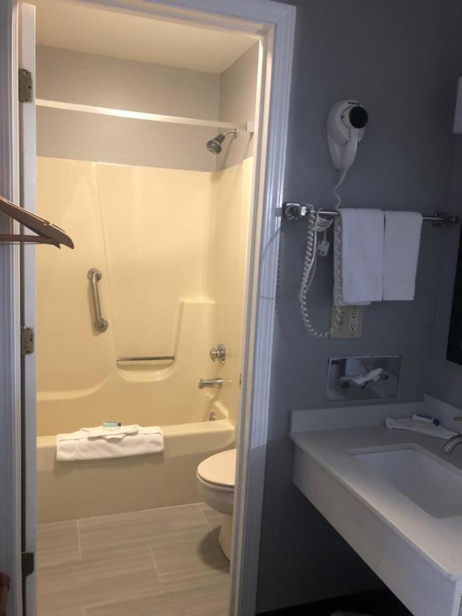 Adams Inn And Suites Εξωτερικό φωτογραφία